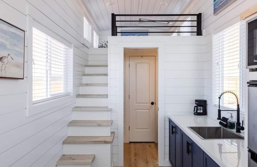 Apple Valley Wohnung | Modern Home with Private Hot Tub