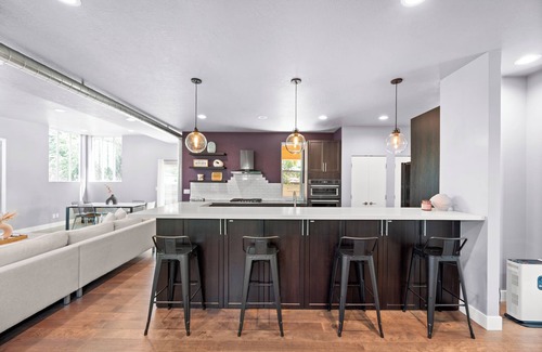 Millcreek Haus | Modern House, Fully Fenced, Private Balcony, Fire Pit, Close to Ski Resorts