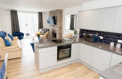 Looe Haus | Modern House in Looe, Near Beach and Bars with Great Views and free access to a nearby Indoor Swimming Pool