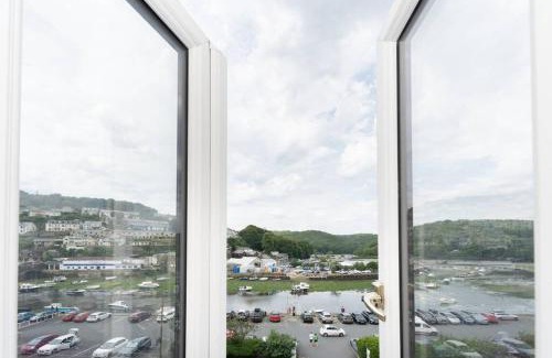 Looe Haus | Modern House in Looe, Near Beach and Bars with Great Views and free access to a nearby Indoor Swimming Pool
