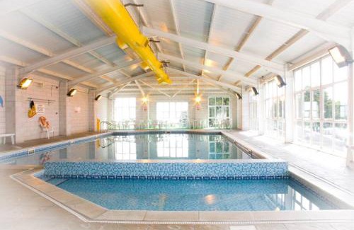 Looe Haus | Modern House in Looe, Near Beach and Bars with Great Views and free access to a nearby Indoor Swimming Pool