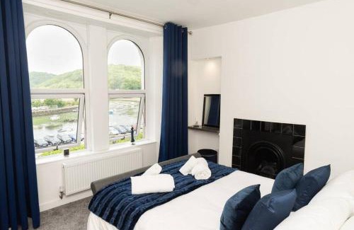 Looe Haus | Modern House in Looe, Near Beach and Bars with Great Views and free access to a nearby Indoor Swimming Pool