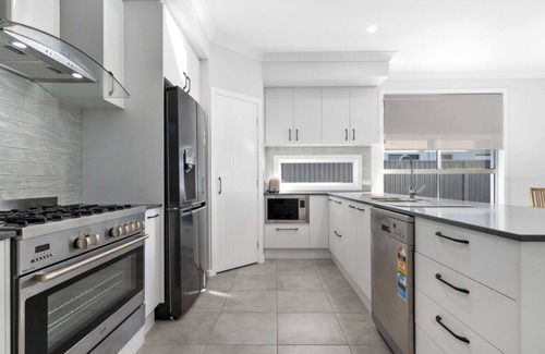 Banksia Beach Haus | MODERN HOUSE OVER LOOKING THE GOLF COURSE
