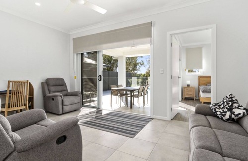 Banksia Beach Haus | MODERN HOUSE OVER LOOKING THE GOLF COURSE