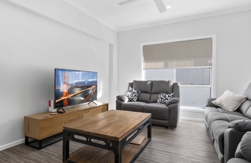 Banksia Beach Haus | MODERN HOUSE OVER LOOKING THE GOLF COURSE
