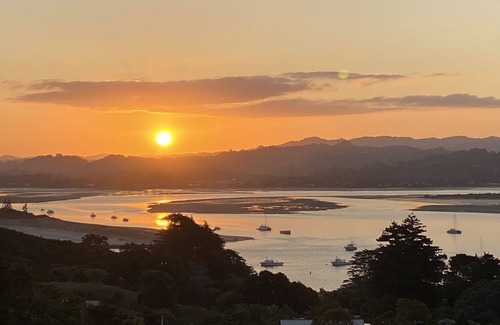 Mahurangi West Haus | Nagelneu mit Ansichten u. Sonnenuntergängen in Ti Point
