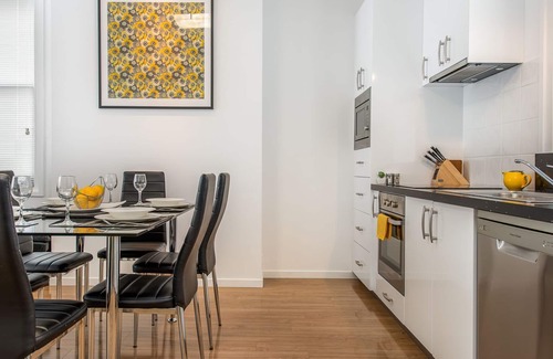 Hobart Central Business District Wohnung | Modernes Apartment in der Innenstadt, 6 Gehminuten zum Geschäftsviertel mit Parkplatz abseits der Straße