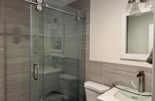 Jericho Haus | Modern Jericho 3BR Top Floor, Walk to everything