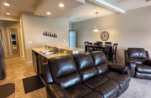 Lake Ozark Eigentumswohnung | Moderne Seeseiten-Eigentumswohnung bei Monarch Cove mit Boots-Beleg - Hufeisenschlaufe