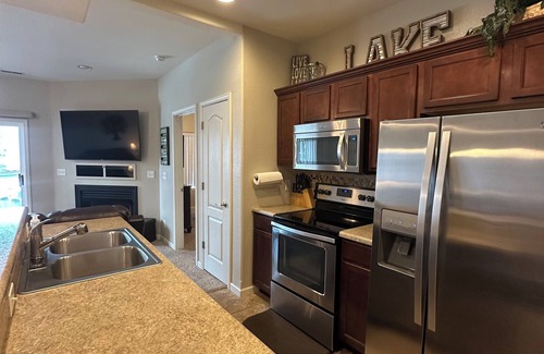 Lake Ozark Eigentumswohnung | Moderne Seeseiten-Eigentumswohnung bei Monarch Cove mit Boots-Beleg - Hufeisenschlaufe