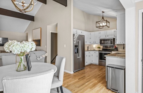 Buford Haus | Stunning Modern Lakefront Fun, Swim, Paddleboard