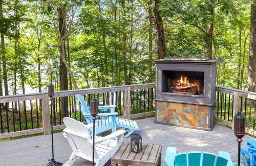 Buford Haus | Stunning Modern Lakefront Fun, Swim, Paddleboard