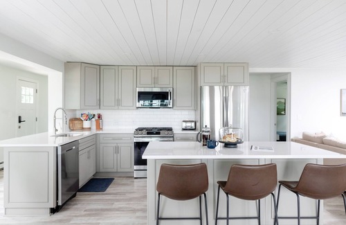 Shelbyville Hütte | Modern Lakefront Gun Lake Cottage Near Bay Pointe Inn