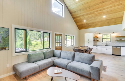 Lakeside Hütte | Modern Lakeside Cabin w/ Mountain Views & Hot Tub!