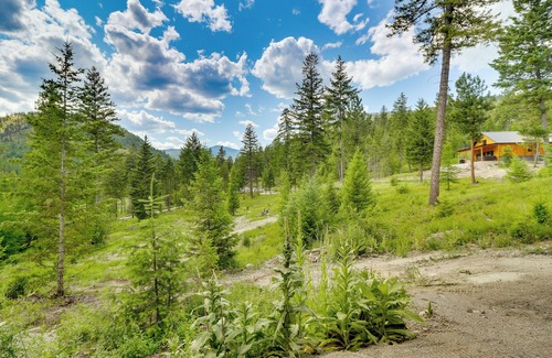 Lakeside Hütte | Modern Lakeside Cabin w/ Mountain Views & Hot Tub!