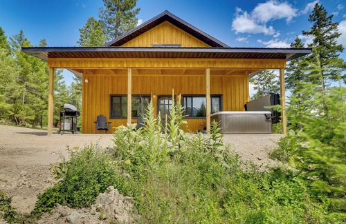 Lakeside Hütte | Modern Lakeside Cabin w/ Mountain Views & Hot Tub!