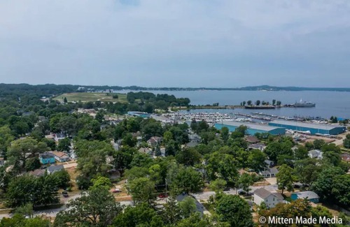 Lakeside Haus | Modern Lakeside Vacation Home