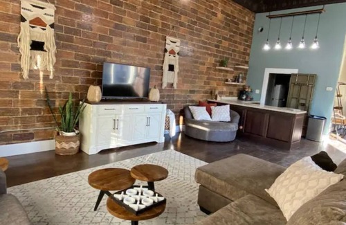 Webster Wohnung | Modern Loft in Historic Building on Main Street.