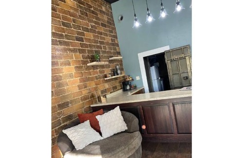 Webster Wohnung | Modern Loft in Historic Building on Main Street.