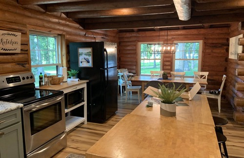 Delavan Lake Kabine | Modern Log Cabin in woods with two gas fireplaces; 20 acres; great location.