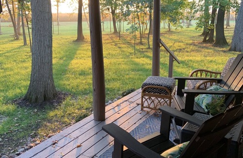 Delavan Lake Kabine | Modern Log Cabin in woods with two gas fireplaces; 20 acres; great location.