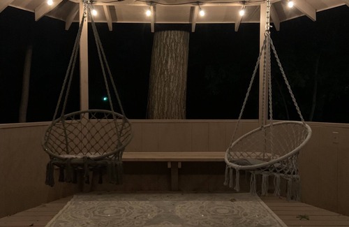 Delavan Lake Kabine | Modern Log Cabin in woods with two gas fireplaces; 20 acres; great location.