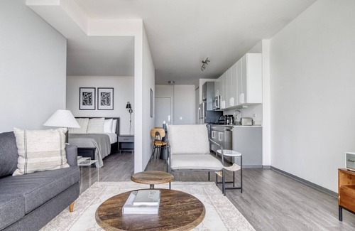 Logan Square Wohnung | Modern Logan Square 1BR w/ Roof Deck & Gym, 1 block to L, by Blueground