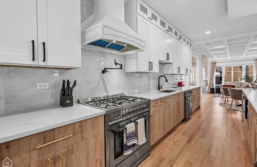 Chicago Haus | Modern, Luxe, House 20mins to Downtown, Sleeps 16, Private Rooftop, 2car Garage