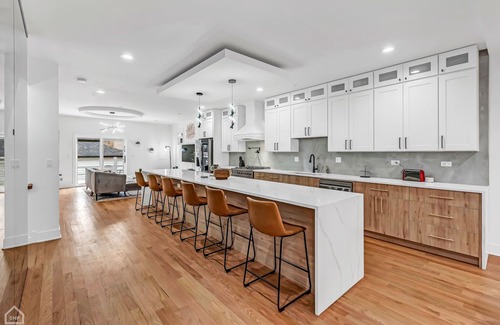 Chicago Haus | Modern, Luxe, House 20mins to Downtown, Sleeps 16, Private Rooftop, 2car Garage