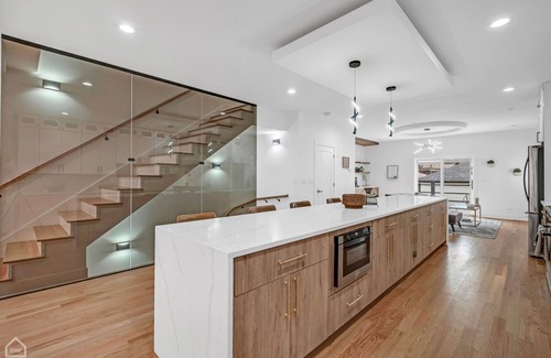 Chicago Haus | Modern, Luxe, House 20mins to Downtown, Sleeps 16, Private Rooftop, 2car Garage