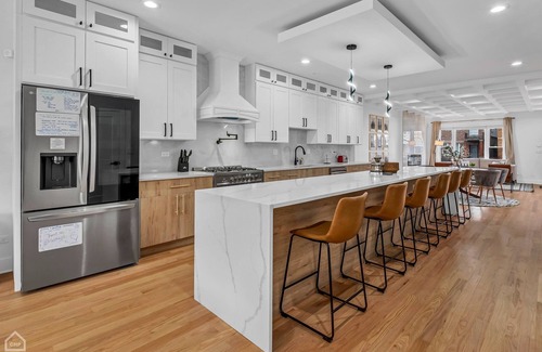 Chicago Haus | Modern, Luxe, House 20mins to Downtown, Sleeps 16, Private Rooftop, 2car Garage