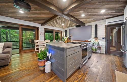 Tate Kabine | Modern, Luxurious Cabin for Two located on a Cascading Waterfall - WIFI