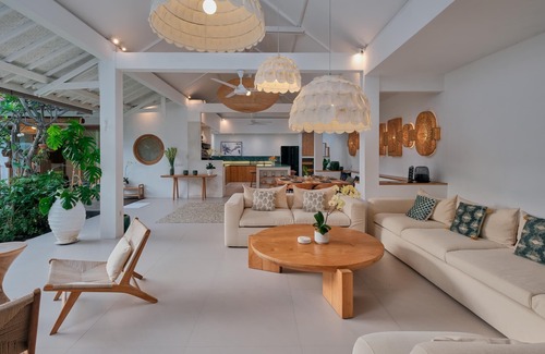 Central Seminyak Villa | Modern & Luxury 4BR Villa in Seminyak w/ Fast Wifi