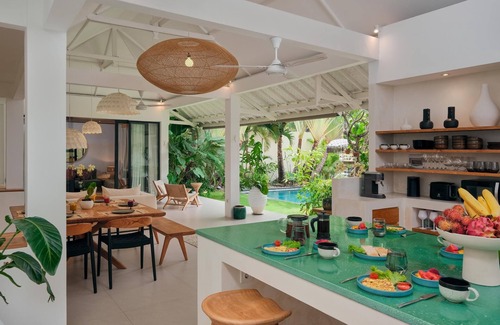 Central Seminyak Villa | Modern & Luxury 4BR Villa in Seminyak w/ Fast Wifi