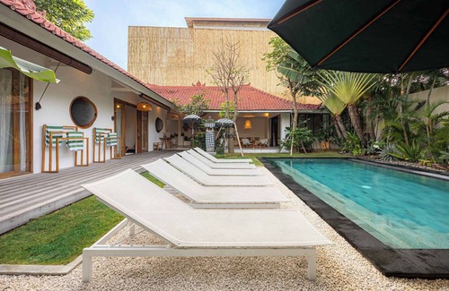 Central Seminyak Villa | Modern & Luxury 4BR Villa in Seminyak w/ Fast Wifi