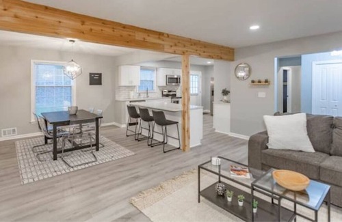 Shawnee Haus | Modern Luxury 6-Bedroom Home with a Pool