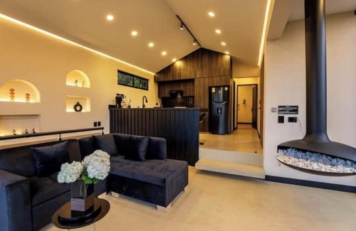 Marinilla Wohnung | Modern Mountain Spa Villa: Turkish & Jacuzzi