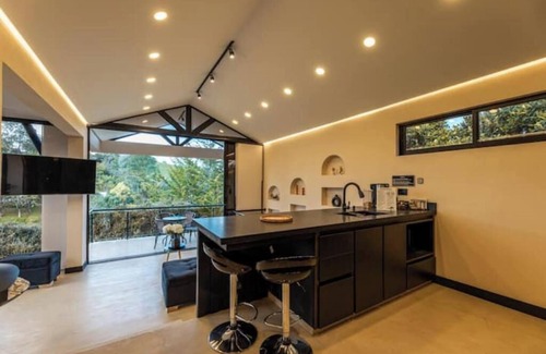 Marinilla Wohnung | Modern Mountain Spa Villa: Turkish & Jacuzzi