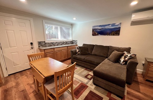 Altamont Wohnung | Modern New Studio with All Amenities!