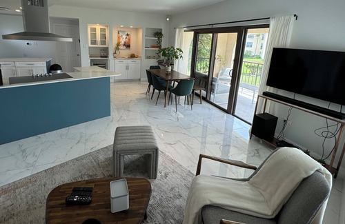 Seven Mile Beach Wohnung | Modern Oceanfront 2BD Prime Loc