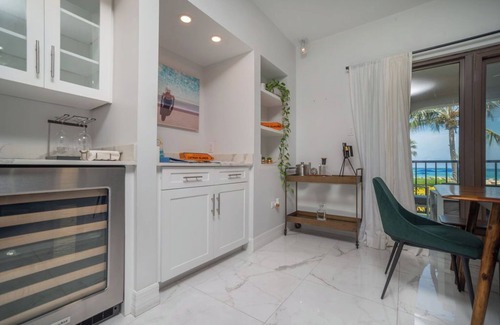 Seven Mile Beach Wohnung | Modern Oceanfront 2BD Prime Loc
