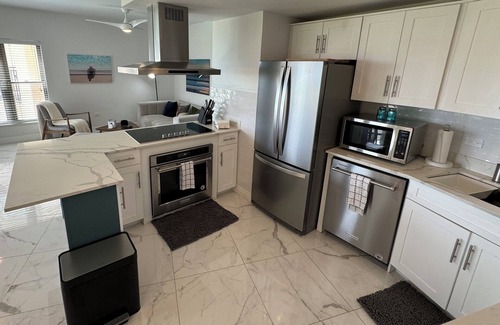 Seven Mile Beach Wohnung | Modern Oceanfront 2BD Prime Loc