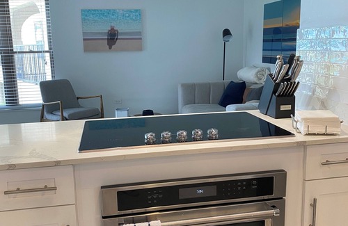 Seven Mile Beach Wohnung | Modern Oceanfront 2BD Prime Loc