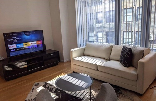 Central New York City Wohnung | Modern One Bedroom in the Heart of Midtown West