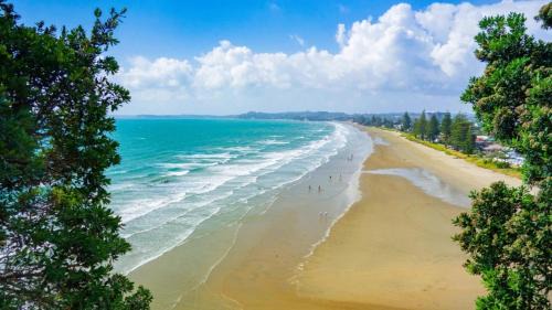 Orewa Haus | Modern Orewa Delight w Parking just Steps to Beach