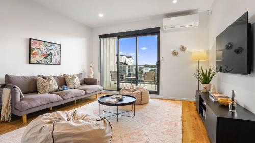 Orewa Haus | Modern Orewa Delight w Parking just Steps to Beach