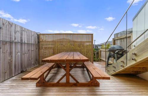 Orewa Haus | Modern Orewa Delight w Parking just Steps to Beach