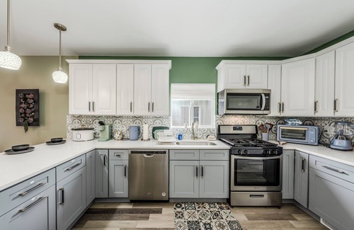 Ottawa Haus | Modern pet friendly house near Starved Rock! Fully fanced yard!