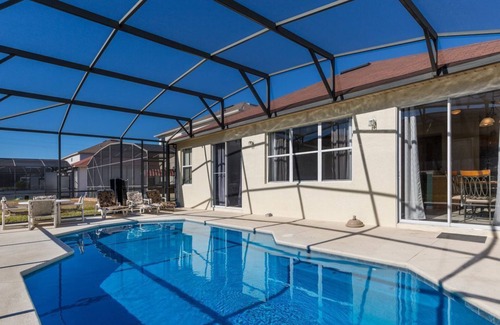 Windwood Bay Haus | Modernes Poolhaus mit Spielzimmer, 2 en Suiten und nur 15 Minuten zu Themenparks!