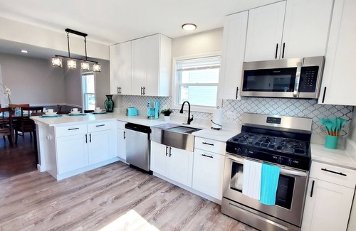 St. Charles Haus | Modern Remodeled Quiet 4 Bedroom 2 Bathroom Home in the heart of St. Charles